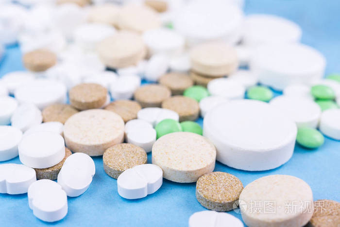 蓝色背景下的医药剂型艺术 药丸、片剂、胶囊与栓剂的商业影像呈现